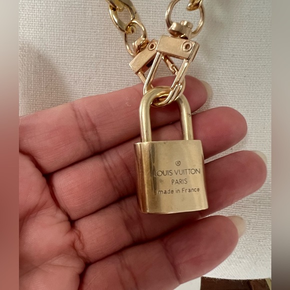 #316 LV Lock & Key with Unbranded Chain - Picture 6 of 6
